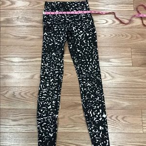 black and white lululemon pants/leggings.